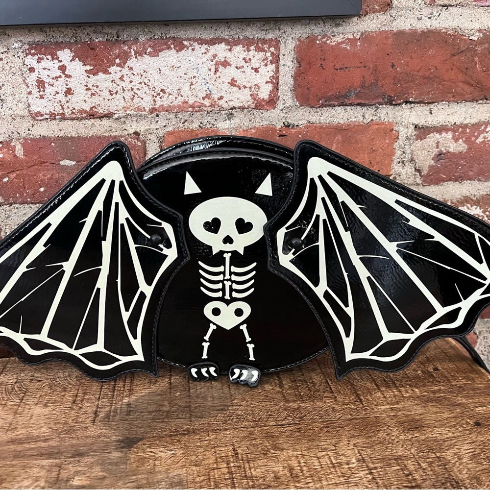 Betsy Johnson fantastic Bat bag wings move new with tags glow in the dark - Picture 6 of 6